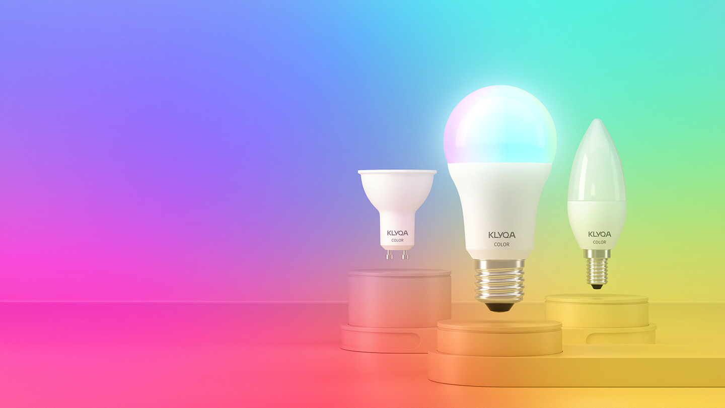 Drei smarte Glühbirnen auf Podest